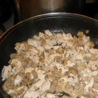 1. Этап. Пирог без дрожжей: 2. Пока тесто доходит до нужного состояния, приготовим начинку. Лук почистить и мелко нарезать. Грибы нарезать небольшими кусочками. Куриную грудку промыть, обсушить и нарезать на кусочки. В сковородке разогреть масло. Обжарить в нем лук и добавить грибы. Жарим грибы с луком минут 10. Потом добавим нарезанное мясо курицы. Обжарить мясо, потом добавить соевый соус, базилик и майоран. Посолить. Тушить все на медленном огне около 10 минут.