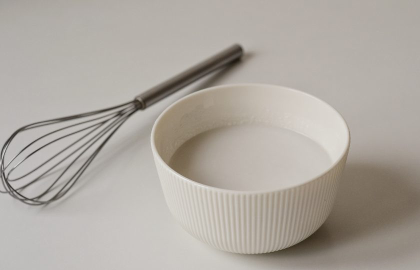 1. Этап. Блинчики из кокосовой муки: Добавьте в миску с кокосовым молоком соль и сахар, размешайте венчиком.