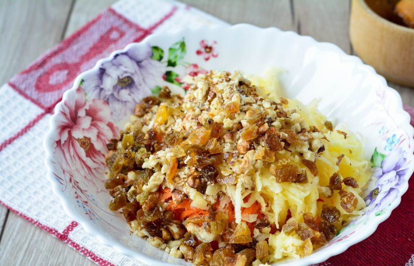 1. Этап. Салат с орешками: Промойте изюм, просушите на салфетках, добавьте в салат.