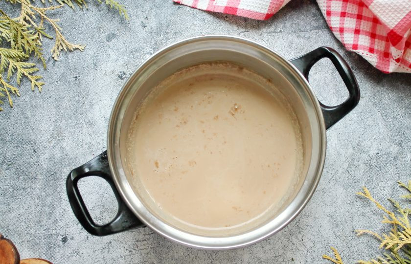 1. Этап. Десерт Горячее холодное: В кастрюлю налейте молоко, доведите до кипения, снимите и остудите до теплого состояния. Всыпьте сахарную пудру, растворимое кофе и перемешайте.