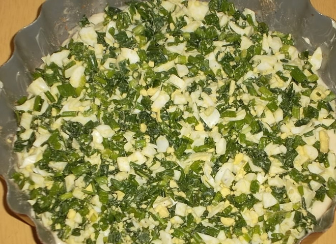 1. Этап. Пирог с луком и яйцами: 12. Выложите ровным слоем начинку.