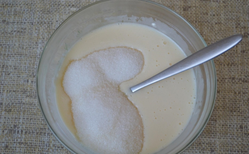 1. Этап. Печенье из майонеза: 2. Всыпаю сахарный песок и взбиваю всё до получения однородной массы.