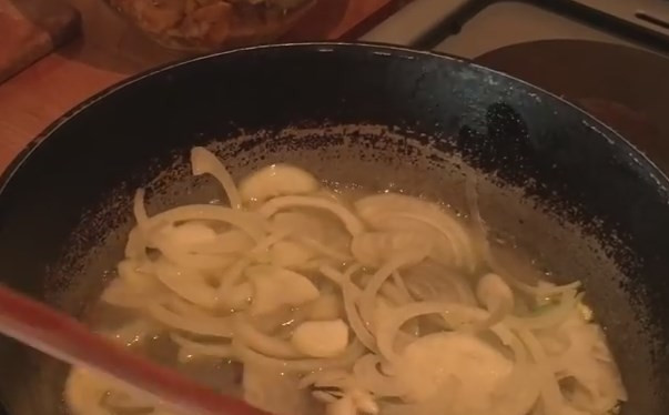 1. Этап. Жареные грибы лисички с чесноком в сливочном масле: 3. В сковороду добавьте подсолнечное и сливочное масло. Затем отправьте туда лук с чесноком и жарьте, пока лук не станет мягким и чуть прозрачным.