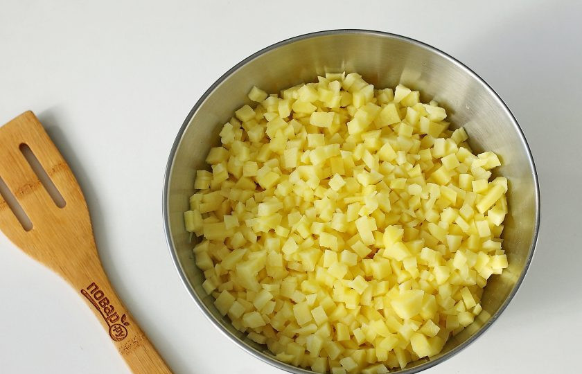 1. Этап. Постные манты с картошкой: Картофель очистите и нарежьте мелкими кубиками. Чем меньше получится, тем лучше.