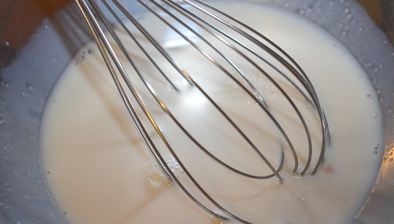 1. Этап. Итальянский кулич: В теплом молоке развести дрожжи, добавить 1 ч.л. сахара. Дать запенится.