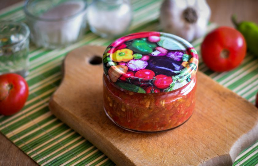 1. Этап. Острая приправа из помидоров и острого перца: Закатайте крышками и храните в холодильнике всю зиму. Выход 2 баночки по 200 грамм. Приятного вам аппетита!