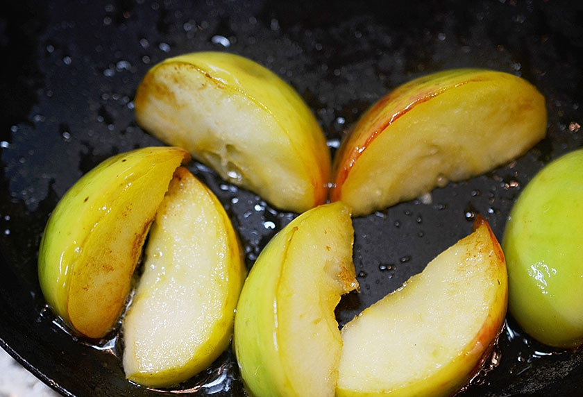 1. Этап. Курица в сидре с яблоками: Обжарьте на сливочном масле.