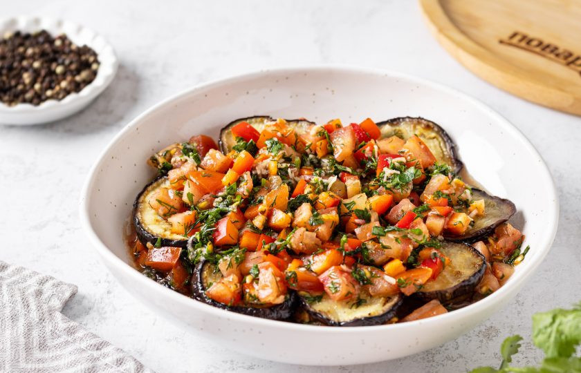 1. Этап. Холодная закуска из баклажанов с помидорами и чесноком: Холодная закуска из баклажанов с помидорами и чесноком готова, приятного вам аппетита!