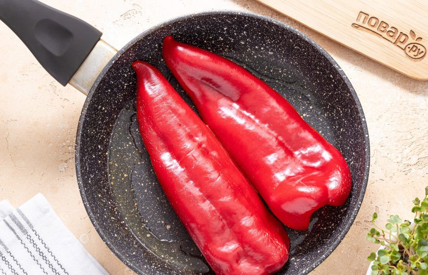 1. Этап. Жареный перец с сыром: Разогрейте сковороду с растительным маслом на температуре выше среднего. Выложите перец разрезом вниз и жарьте под крышкой 3-5 минут.