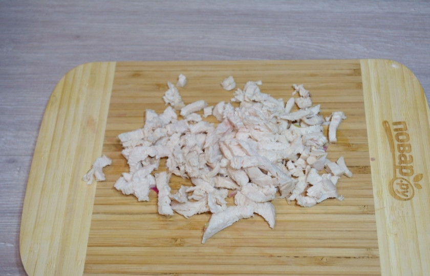 1. Этап. Салат Гнездо на Новый год 2025: Отварное мясо птицы ( курицы, петуха, индейки) нарежьте мелко. В миске соедините редьку, мясо.