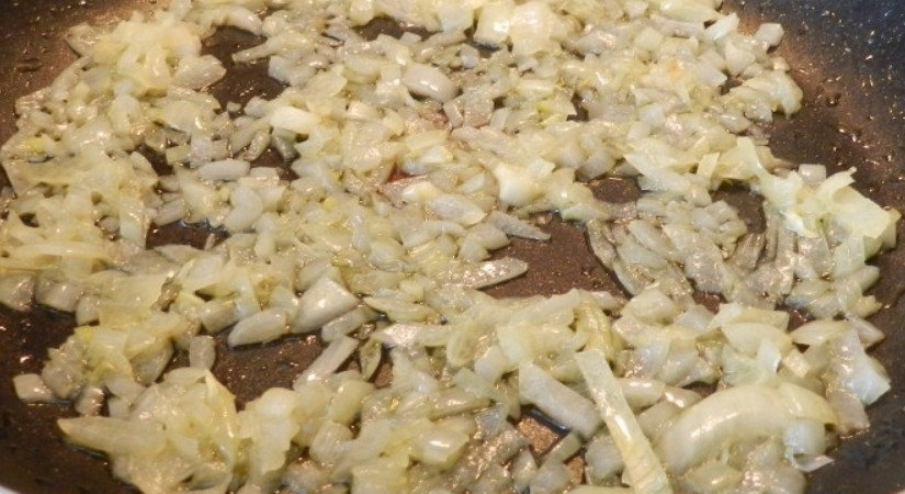 1. Этап. Паляница украинская: Для начинки обжариваем измельченный лук и соединяем его с картофельным пюре и тертым плавленным сырком.