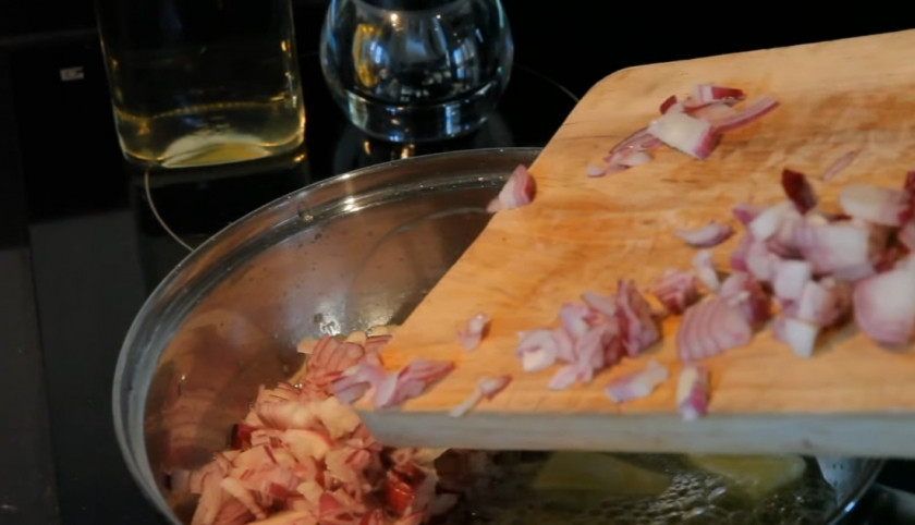 1. Этап. Блины, фаршированные ливером: 2. Лук мелко нарежьте и обжарьте на сливочном масле.