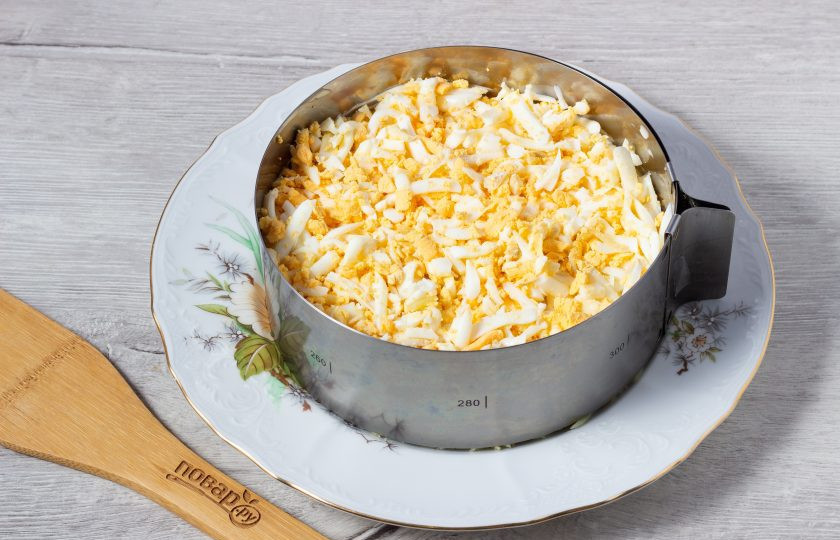 1. Этап. Салат с картофелем, грибами и курицей: Четвертый слой - натертые на крупной терке яйца и майонез.