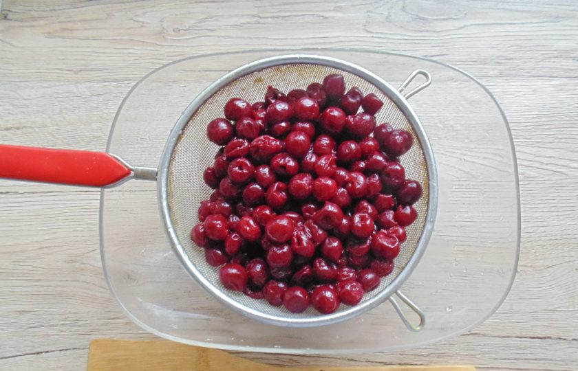 1. Этап. Варенье из замороженной вишни без косточек: Вишню, не размораживая, хорошо промойте. Дайте стечь воде.