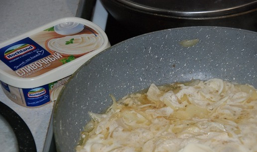 1. Этап. Язык в сырном соусе: Язык можно сварить и почистить заранее. У меня он отлично пролежал в фольге ночь. Выставить духовку на 180 гр. Выложить на раскаленную сковороду, смазанную растительным маслом нарезанный полукольцами репчатый лук. Обжарьте до прозрачности. Добавьте сливочное масло, сметану, плавленый сыр. Все тщательно перемешайте. Поперчите. При необходимости выправите на соль. Заливка готова