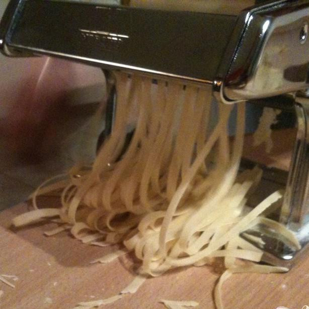 1. Этап. Домашние итальянские макароны (лапша): Феттучини - пропускаем тесто через широкие лезвия. Для макарон Тоннарелли - пользуемся узкими лезвиями. Макароны Паппарделли нарезаем короткими и широкими.