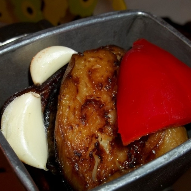 1. Этап. Икра баклажанная по-грузински: Обжаренные баклажаны вместе со сладким перцем и чесноком прокрутить через мясорубку.