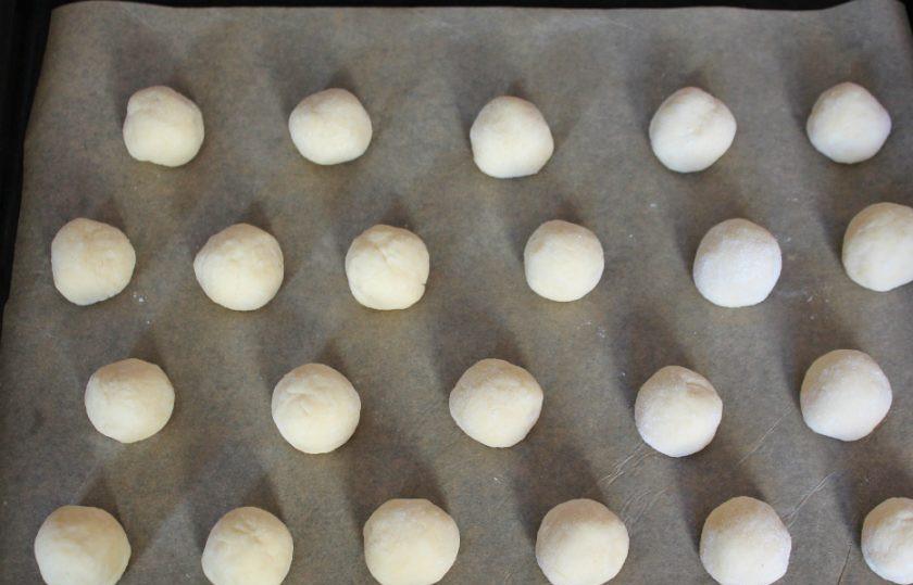 1. Этап. Печенье Шарики: Кусочки теста скатываем в шарики и выкладываем на противень покрытый пекарской бумагой. Запекаем в духовке в течение 15 минут при температуре 190 градусов.