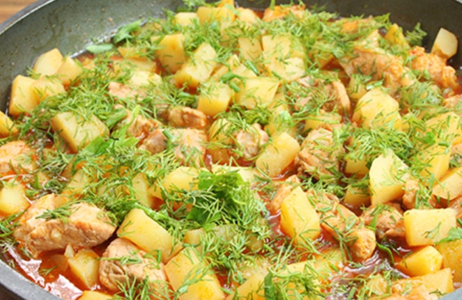 1. Этап. Тушеная картошка со свининой на сковороде: За 5 минут до готовности посыпаем блюдо измельченной зеленью.