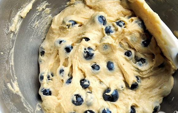 1. Этап. Черничный пирог с мускатом: 3. Хорошо перемешать, добавить ягоды черники и аккуратно перемешать вместе. Вылить тесто в подготовленную форму для выпекания и отложить в сторону.