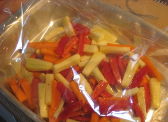 1. Этап. Баранина с овощами в рукаве: В рукав для запекания сначала выложите смесь кабачка, моркови и перца.
