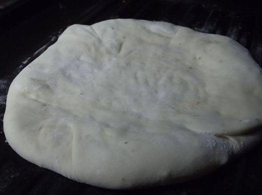 1. Этап. Кукурузные лепешки в духовке: 4. Защипываю края лепешки, снова раскатываю ее, прокалываю вилкой в нескольких местах.