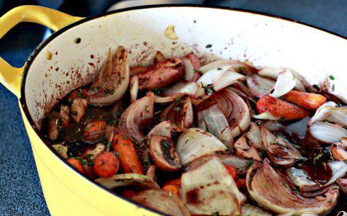 1. Этап. Говядина с черникой и грибами: 7. Накрыть крышкой и поставить в духовку на 3 часа (для мяса 1,2 кг) или на 4 часа (для мяса 1,8 кг).