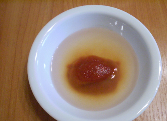 1. Этап. Тушеная капуста с кабачками: 5. Томатную пасту разводим водой.