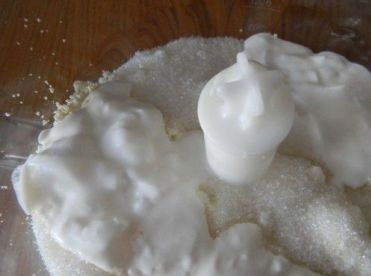 1. Этап. Шоколадный рулет с творожным кремом: Добавляем сметану и перебиваем до однородности.