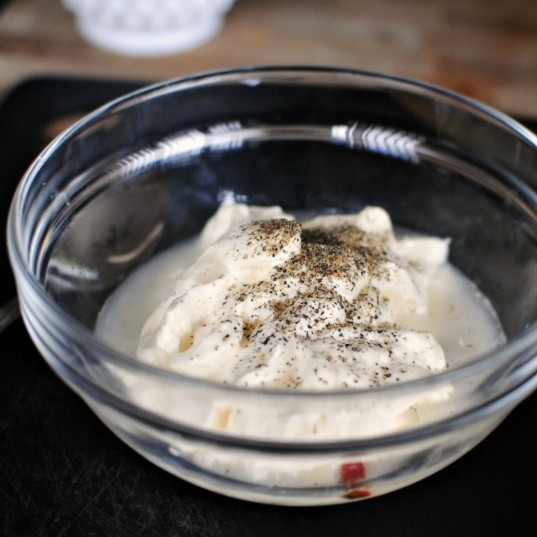 1. Этап. Салат Мексиканский с курицей: В отдельной мисочке смешиваем острую перечную пасту (продается в супермаркетах, можно приготовить самому, измельчив в блендере жгучие перцы), майонез, сок лимона или лайма, соль и перец.