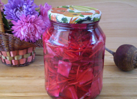 1. Этап. Маринованная капуста со свеклой и морковью: Закручиваем стерильными крышками. Переворачиваем и укутываем до полного остывания. Через 5-7 дней капуста будет готова к употреблению. Храниться она может всю зиму.