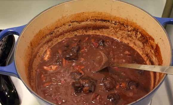 1. Этап. Кролик в красном вине: 3. Теперь прямо в этой же кастрюльке заливаем вином, добавим бульон, орегано, зелень и соль по вкусу. Тушим на маленьком огне до готовности.