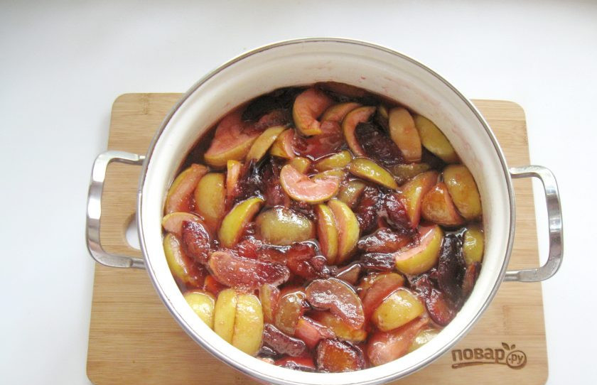 1. Этап. Варенье из яблок и слив: После варите сливы с яблоками еще 35-40 минут и выключайте.