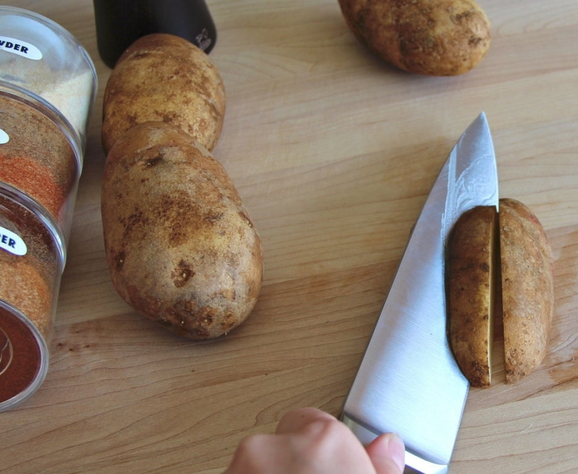 1. Этап. Запеченный картофель дольками: Картофель тщательно моем и просушиваем, но не чистим. Каждую картофелину разрезаем на 4 дольки (вдоль и еще раз вдоль). Вкус очень сильно зависит от нарезки, так что не экспериментируйте! У вас должны получиться продолговатые нетолстые дольки.