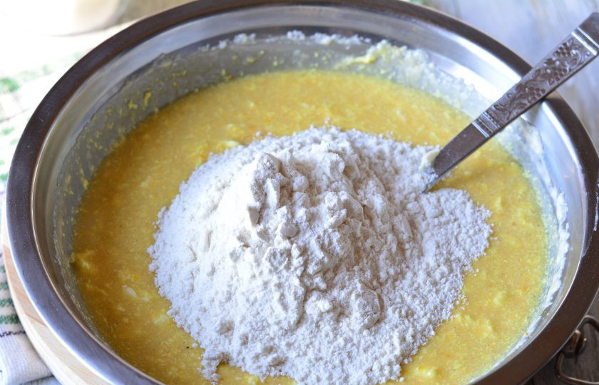 1. Этап. Пышный кулич: Всыпьте всю оставшуюся муку и перемешайте тесто.