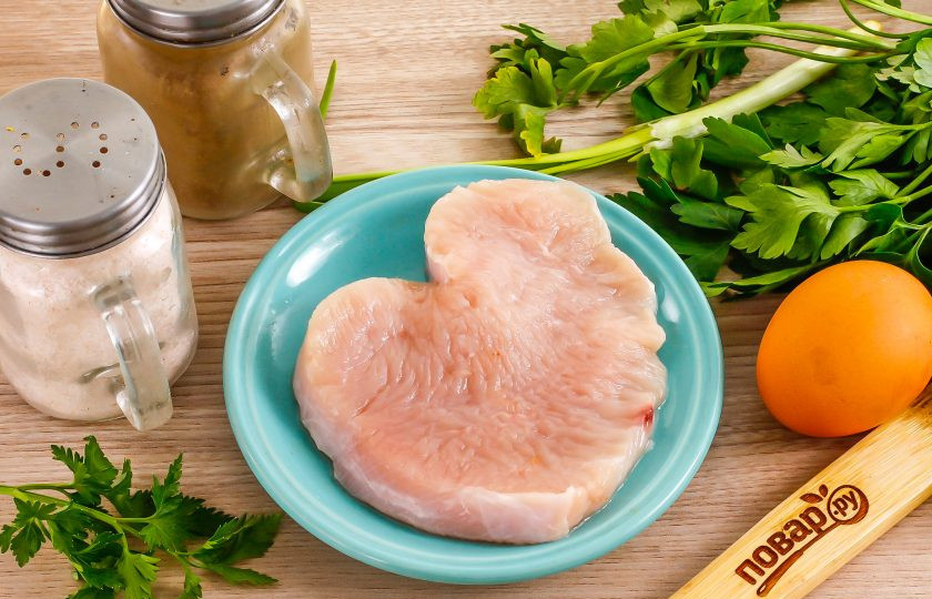 1. Этап. Белковый суп для похудения: Подготовьте указанные ингредиенты. Куриное яйцо заранее отварите в воде примерно 15 минут и очистите.