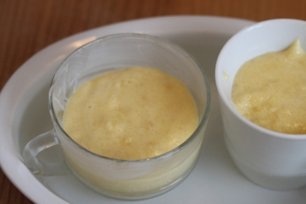 1. Этап. Самурайский пудинг: Пару чашечек смажьте сливочным маслом и выложите в них пудинг. Налейте в плоскую посуду немного горячей воды, поставьте в неё чашки с пудингом и отправьте в духовку на 40 минут. Готовый немного остудите и выньте из формы.