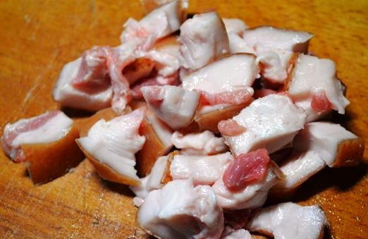 1. Этап. Тушеное мясо в мультиварке Панасоник: Туда же отправьте порезанное сало.