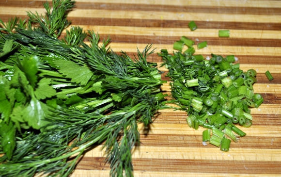 1. Этап. Уха из кеты: Зелень вымыть, мелко нарезать.