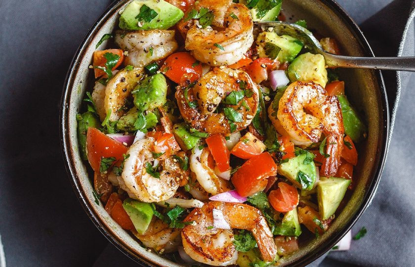 1. Этап. Салат с креветками, авокадо и помидорами: 4. Заправьте салат лимонным соком и маслом. Добавьте соль и перец. Перемешайте. Приятного аппетита!