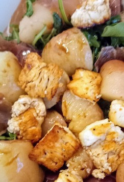 1. Этап. Салат с персиком и прошутто: Козий сыр нарезать на мелкие кусочки, и жарить под грилем при 180C до золотистой корочки. Добавить в салат.