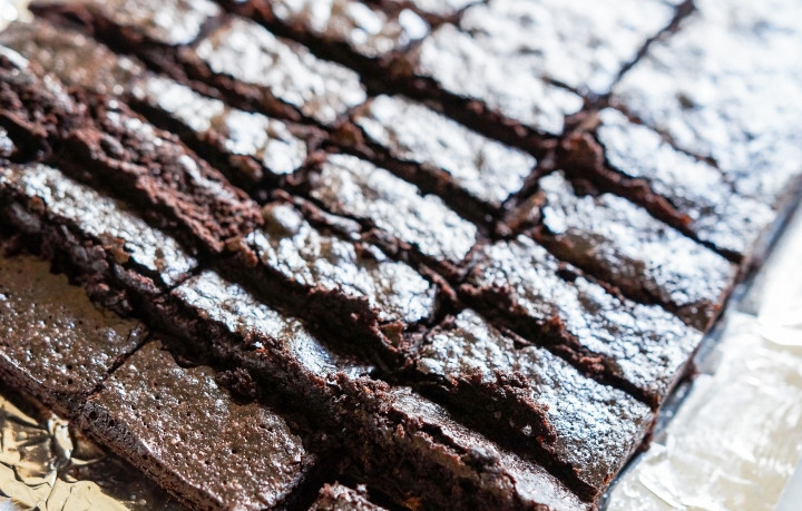 1. Этап. Трюфели Брауни: 1. Нагрейте масло в кастрюле, добавьте сахар, варите карамель, пока сахар полностью не растворится. В еще горячую масляную смесь отправьте шоколад и перемешайте до растворения. После добавьте в смесь разрыхлитель, ванилин, муку и яйца. Вылейте смесь в противень для выпекания, готовьте ее 25-30 минут при температуре 200 градусов. После того как бисквит остынет, поделите его на порционные маленькие кусочки.