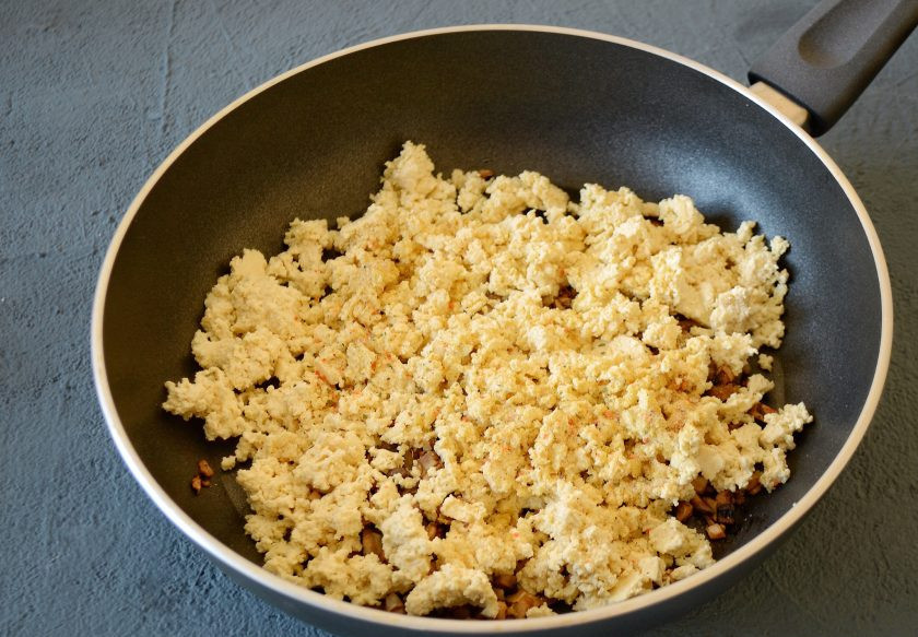 1. Этап. Вареники с тофу: Тофу раскрошите руками и добавьте на сковороду вместе со специями. Заправьте начинку постным майонезом и хорошо все перемешайте.