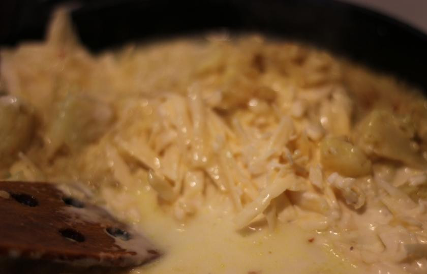 1. Этап. Рисовая запеканка с цветной капустой и сыром: Затем этот соус выливаем в сковородку к рису и капусте. Все нужно хорошенько перемешать, накрыть крышкой и томить на слабом огне около 5 минут.