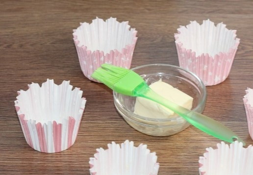 1. Этап. Кекс с кремом из творожного сыра: 10. Смазываем формочки (8 шт) сливочным маслом.