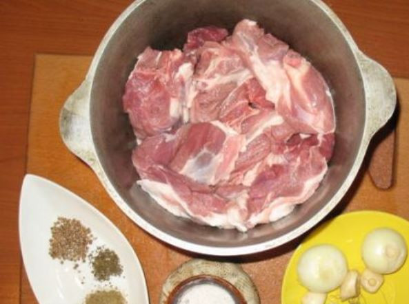 1. Этап. Баранина в казане с картошкой: Баранину промойте водой, порежьте на крупные куски и сложите в казан.