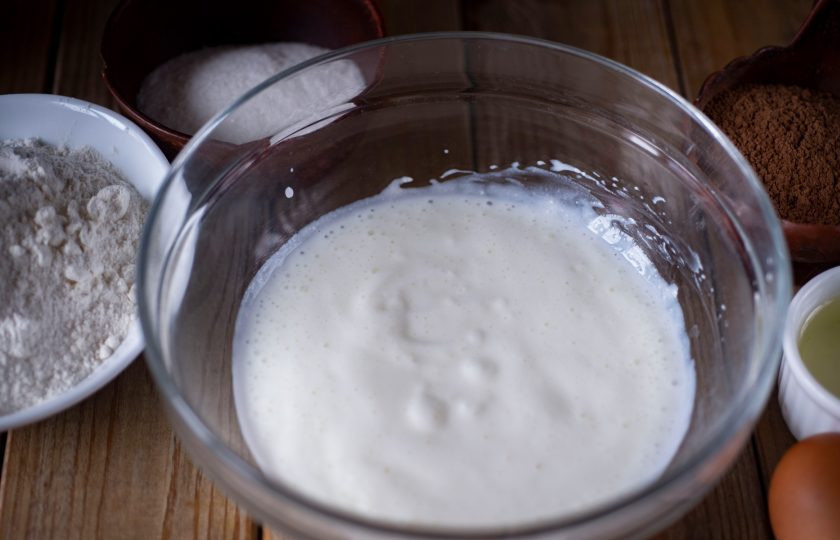 1. Этап. Пирог на кефире с творогом: В миску залейте кефир и добавьте соду. Перемешайте венчиком и оставьте так на 10 минут в покое.