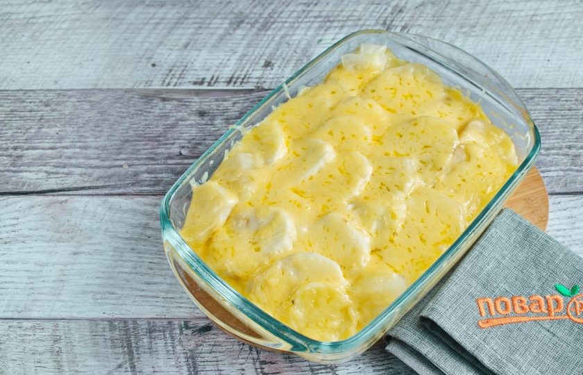 1. Этап. Запеченная картошка с сыром чеддер: Накройте фольгой, поставьте запекаться в разогретую духовку на 30 минут.