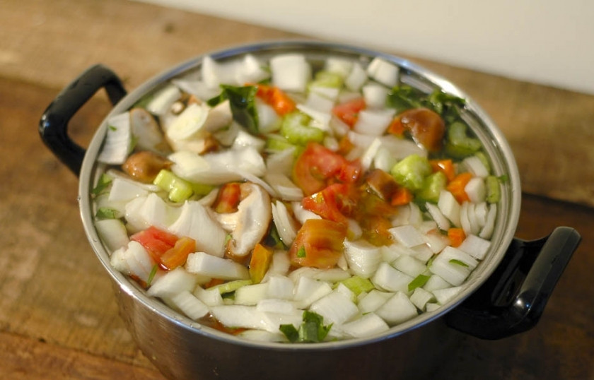 1. Этап. Вегетарианский бульон: Нарежьте все овощи одинаковыми по размеру, небольшими кусочками. Залейте водой. Посолите, поперчите по вкусу.