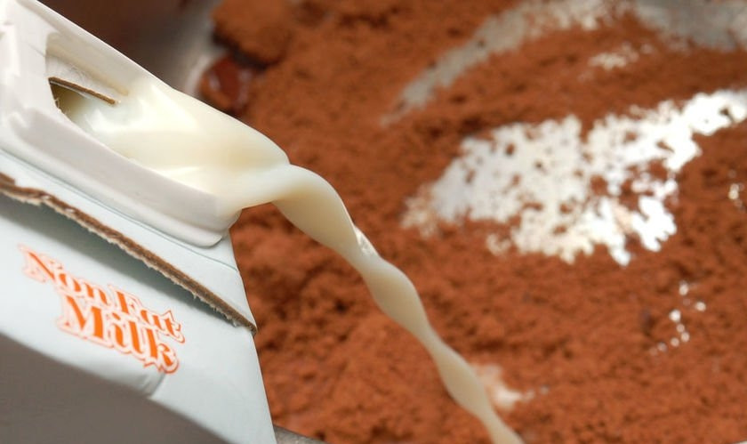 1. Этап. Шоколадное молоко: Первым делом смешиваем какао и сахар. Потом добавляем туда 3 столовые ложки молока.